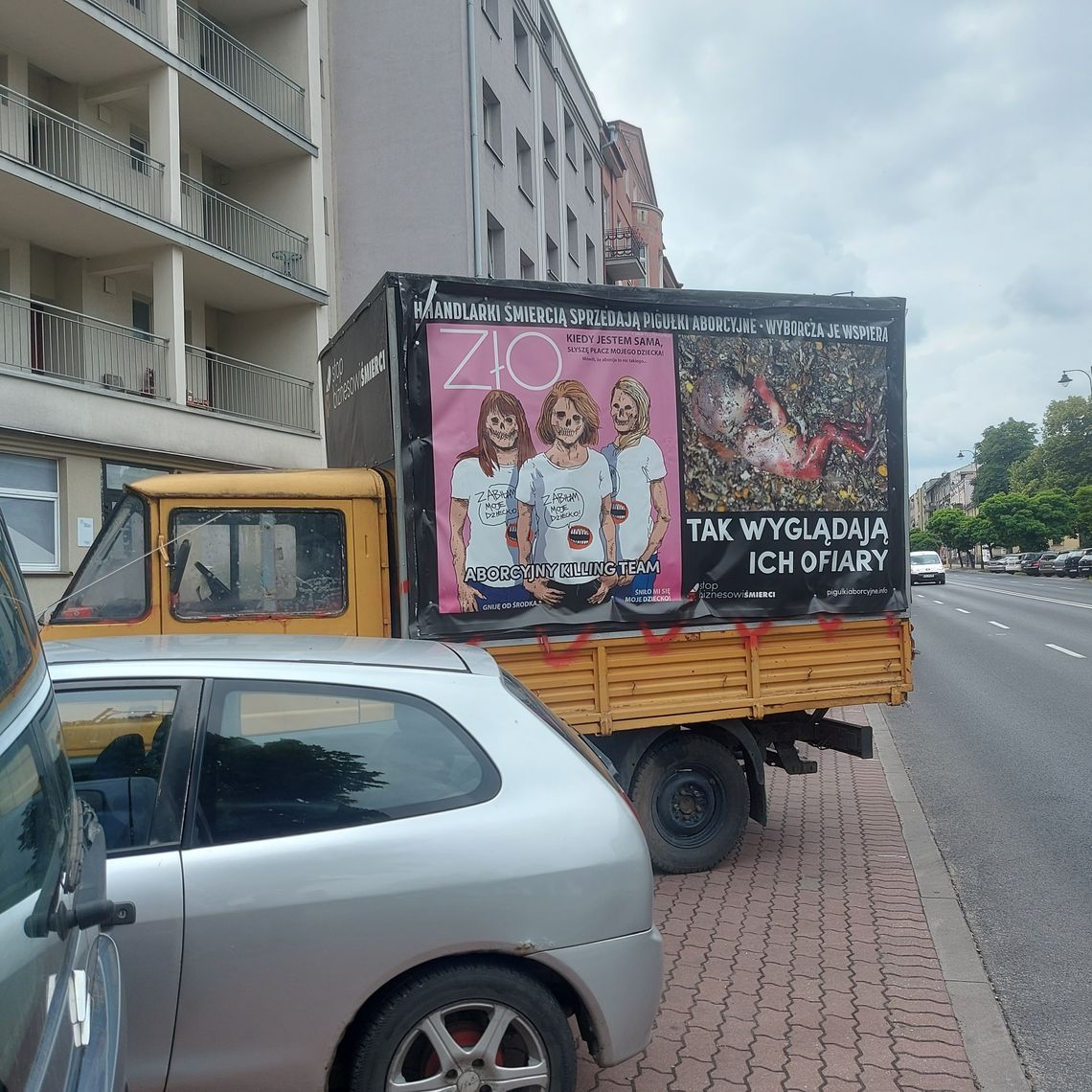 Powróciła! Antyaborcyjna furgonetka znów stoi na Górnośląskiej