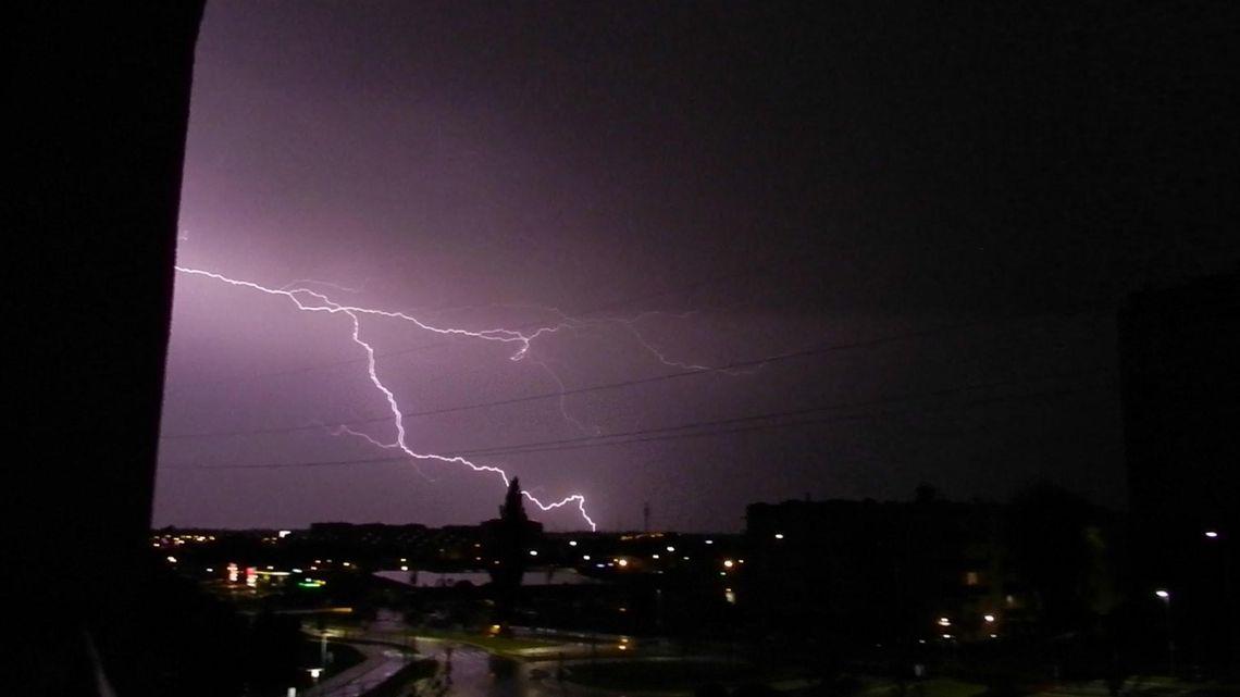 Pozalewane piwnice i drogi. Skutki nocnej burzy w Kaliszu  i regionie ZDJĘCIA