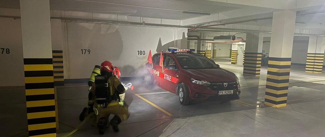 Pożar auta elektrycznego w podziemnym garażu. Strażacy ćwiczyli trudny scenariusz Pożar auta elektrycznego w podziemnym garażu. Strażacy ćwiczyli trudny scenariusz