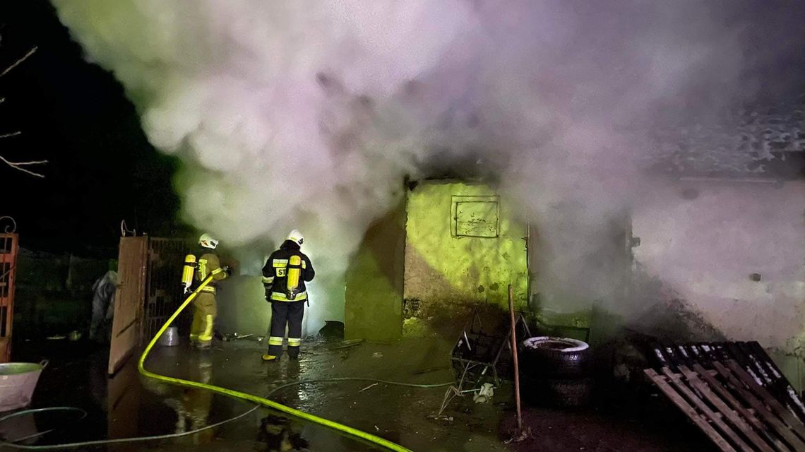 Pożar budynku gospodarczego w Sobiesękach. W akcji 17 strażaków