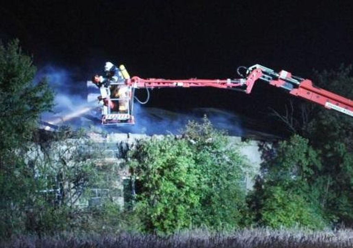 Pożar budynku przy ul. Piaszczystej. W akcji 10 zastępów straży