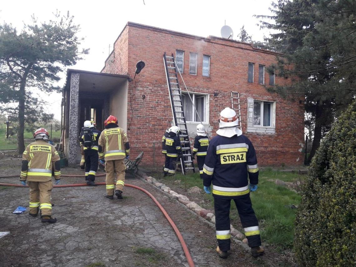 Pożar domu jednorodzinnego w Tłokini Kościelnej. Strażacy wynieśli nieprzytomną, poparzoną kobietę ZDJĘCIA