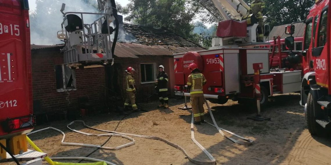 Pożar domu jednorodzinnego. Zniszczona część dachu i duże straty