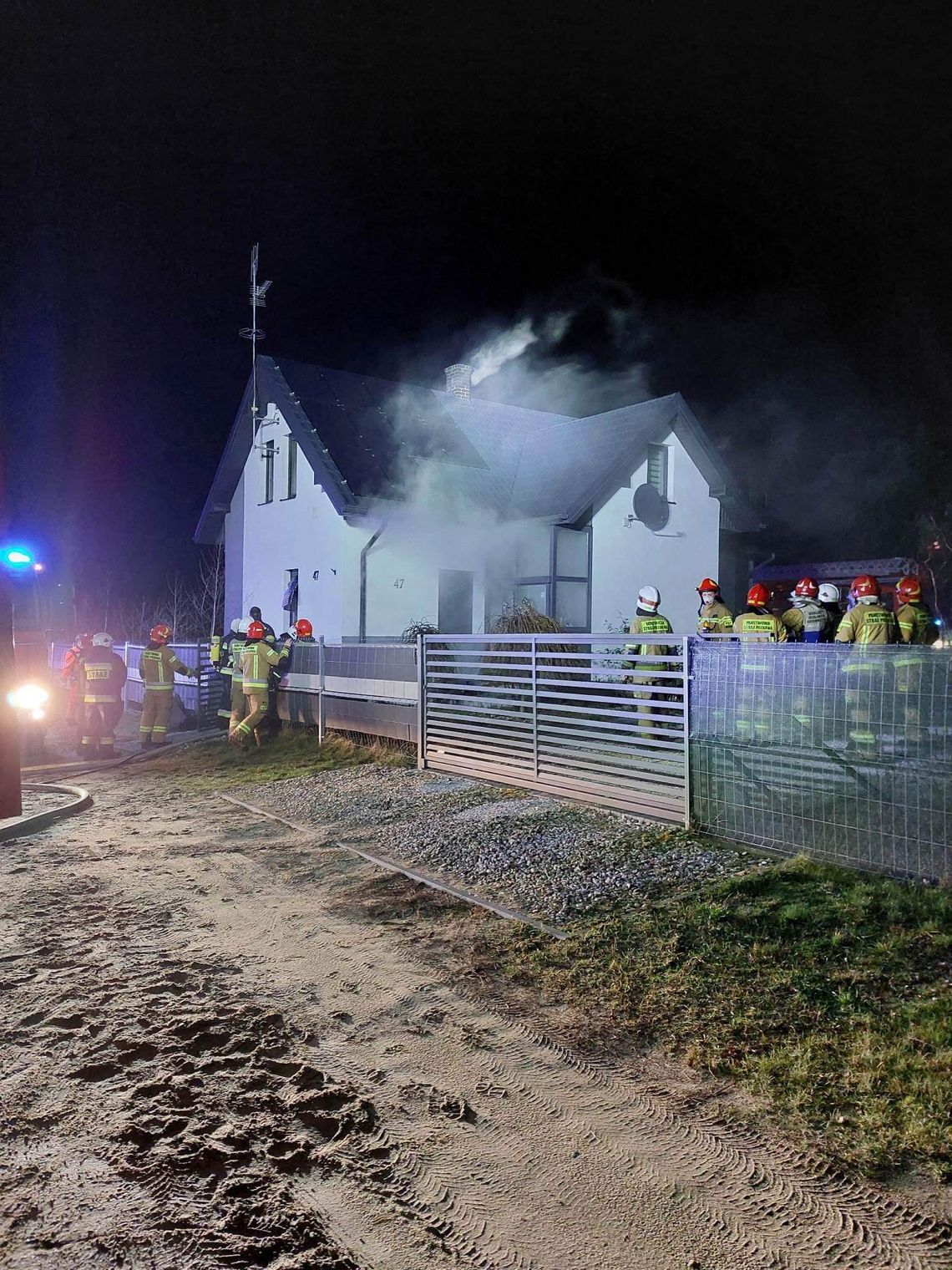 Pożar domu w Dzierzbinie. Dwie osoby uwięzione na balkonie ZDJĘCIA