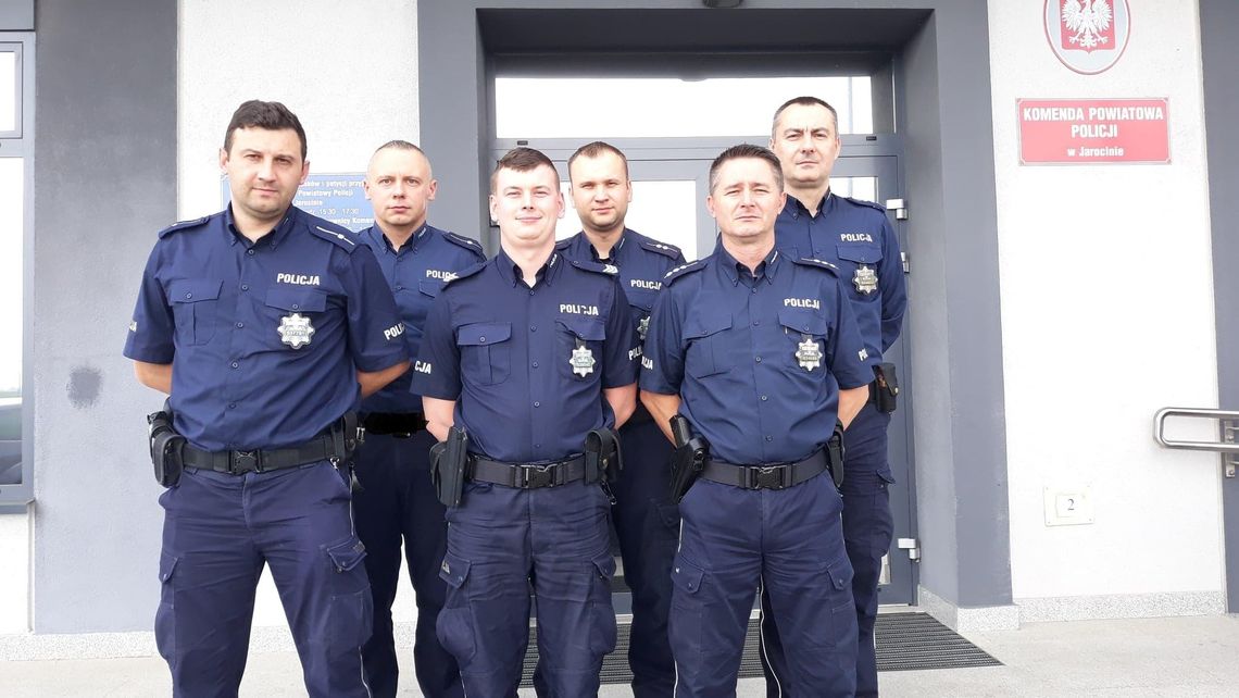 Pożar domu w Jarocinie. Policjanci po służbie ratowali uwięzioną w budynku rodzinę z dziećmi i psa