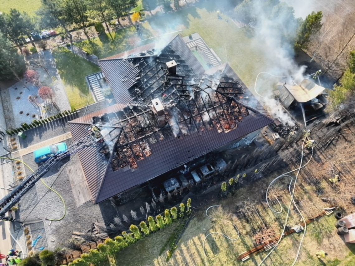 Pożar DOMU w Pruszkowie. Ogień strawił dach ZDJĘCIA