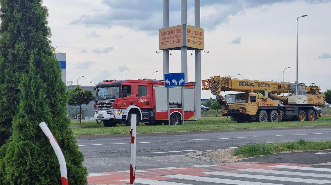 Pożar dźwigu przy Castoramie. Zapaliła się komora silnika