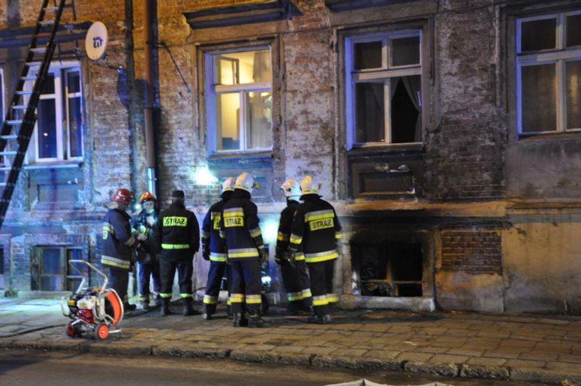 Pożar kamienicy, 13 osób w szpitalu ZDJĘCIA i FILM