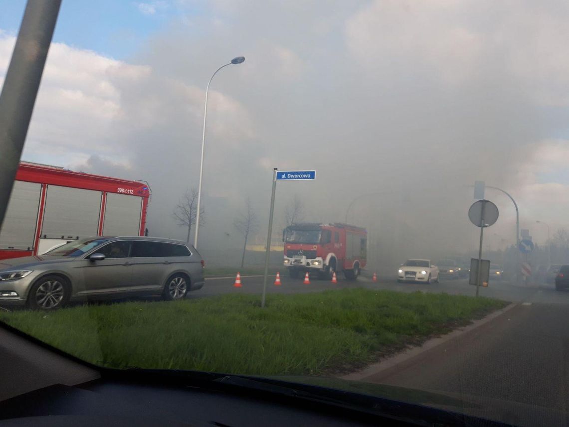 Pożar kamienicy. Kłęby dymu nad miastem ZDJĘCIA