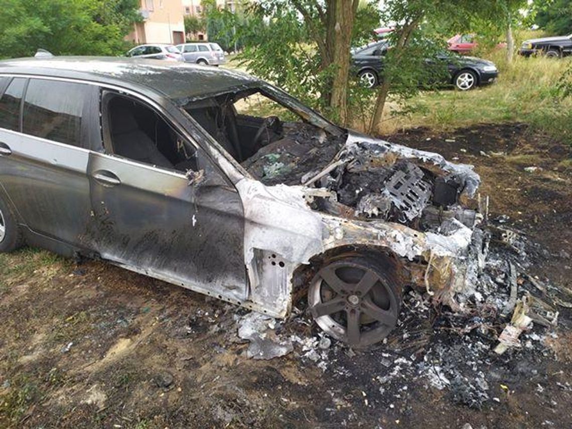 Pożar na Dobrzecu. Spłonęło BMW