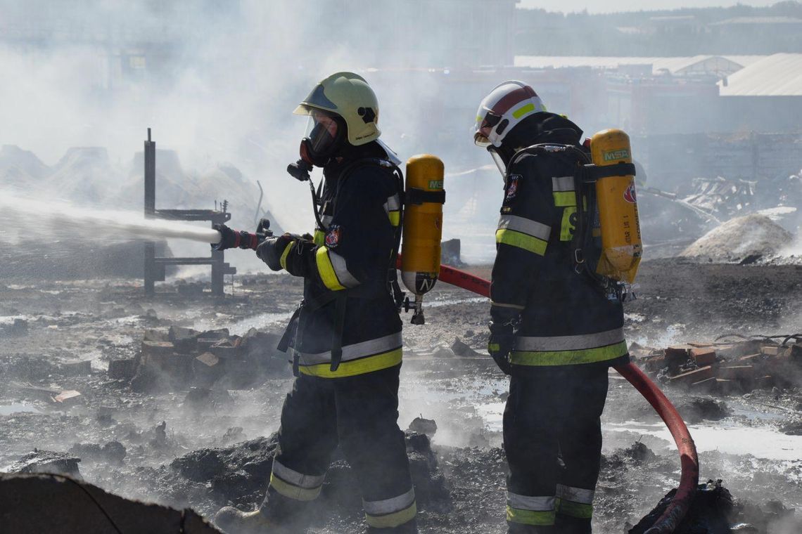 Pożar na składowisku palet i donic. Toksyczny dym nad okolicą i ogromne straty ZDJĘCIA