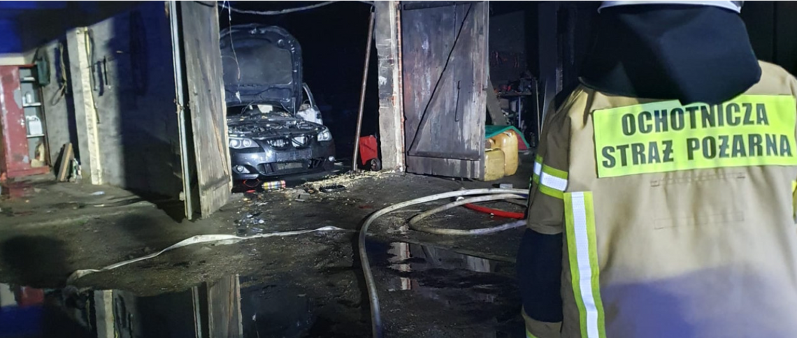 Pożar osobowego BMW. Samochód zapalił się w garażu