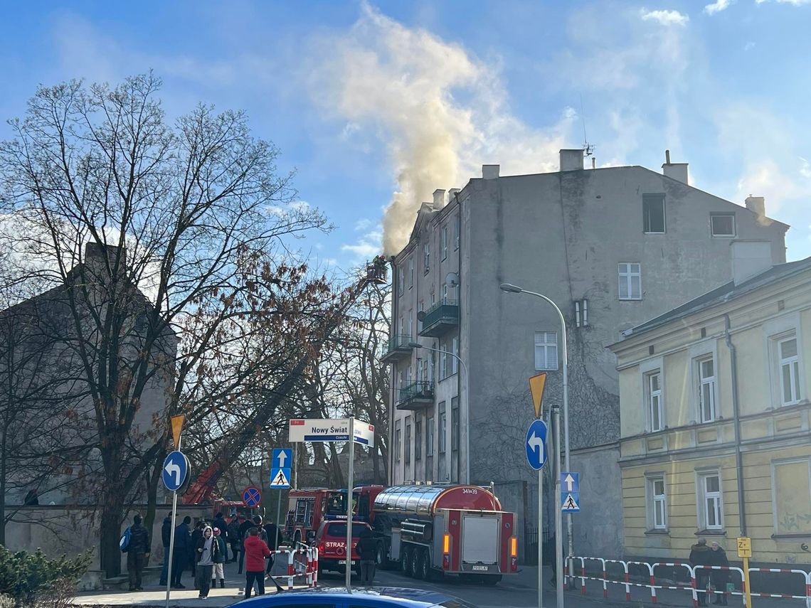 Pożar poddasza kamienicy przy ul. Lipowej. Trwa akcja gaśnicza