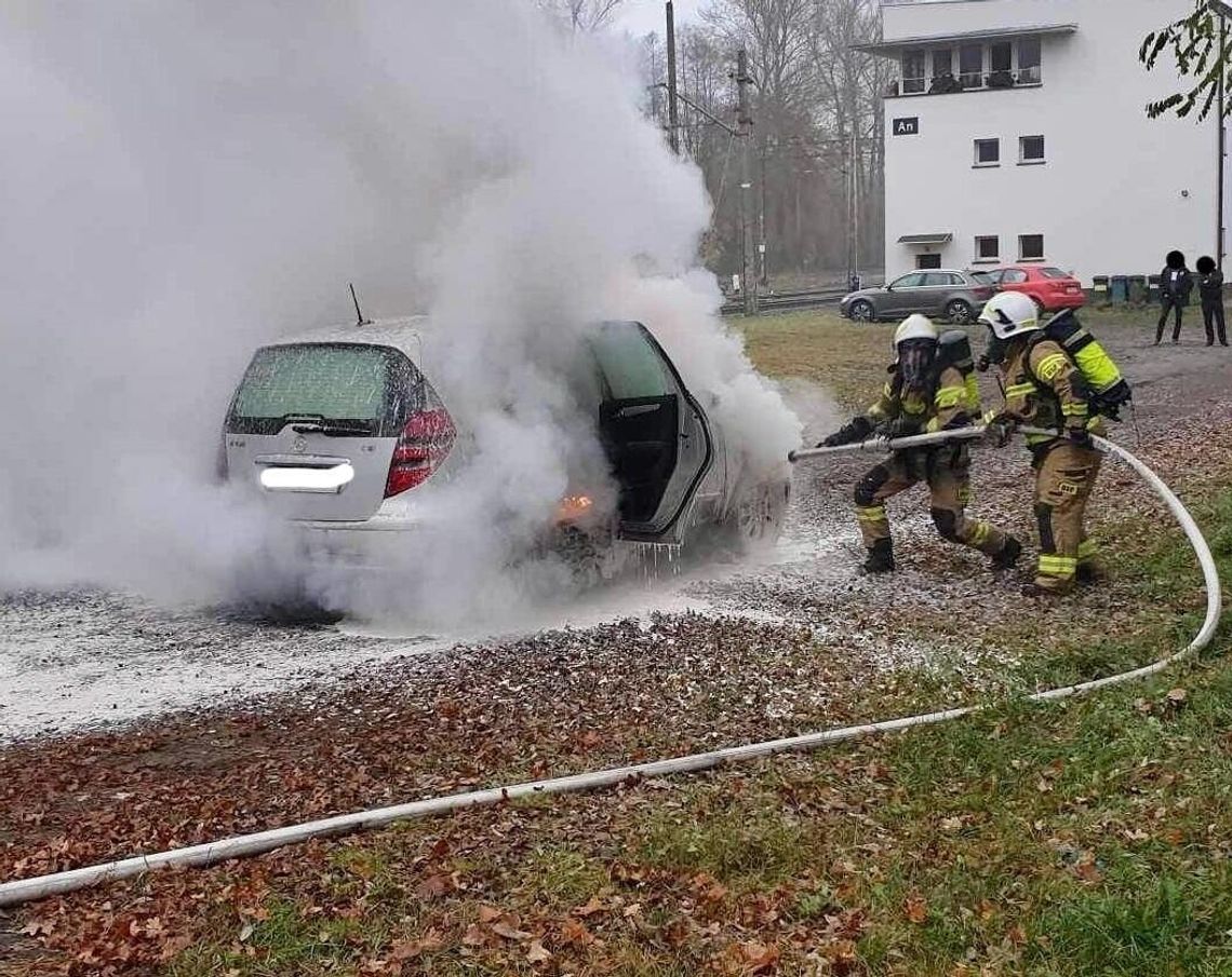 Pożar przy przejeździe kolejowym. Auto spalone