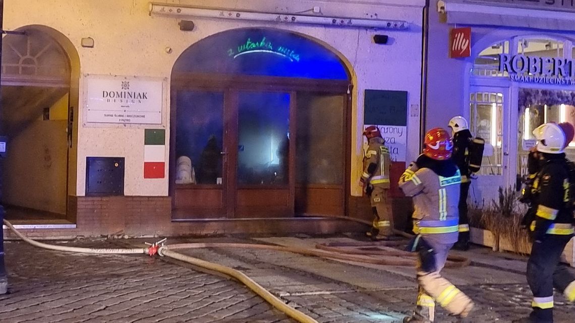 Pożar restauracji na Głównym Rynku w Kaliszu. Akcja gaśnicza trwa