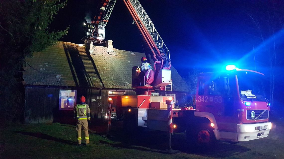 Pożar sadzy w kominie. W akcji 12 strażaków!