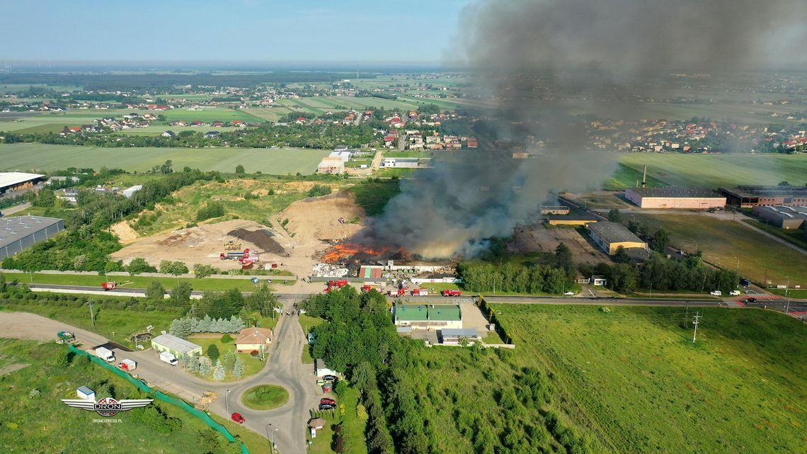 Pożar składowiska odpadów w Ostrowie Wielkopolskim: w akcji 157 strażaków, przyczyną samozapłon ZDJĘCIA i WIDEO