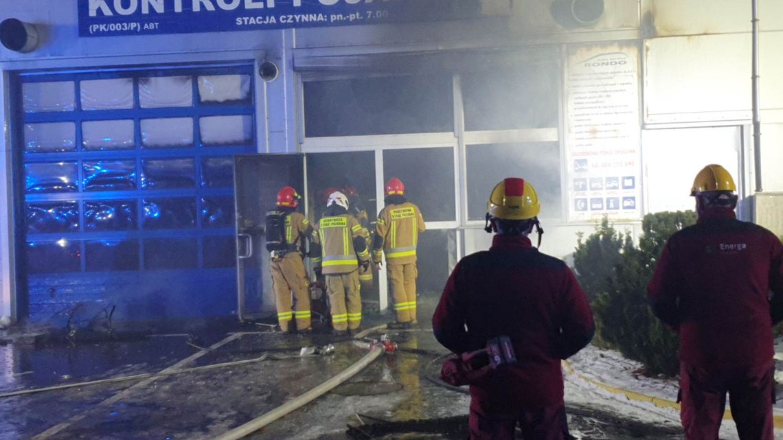 Pożar u mechanika. Na ul. Podmiejskiej trwa akcja gaśnicza