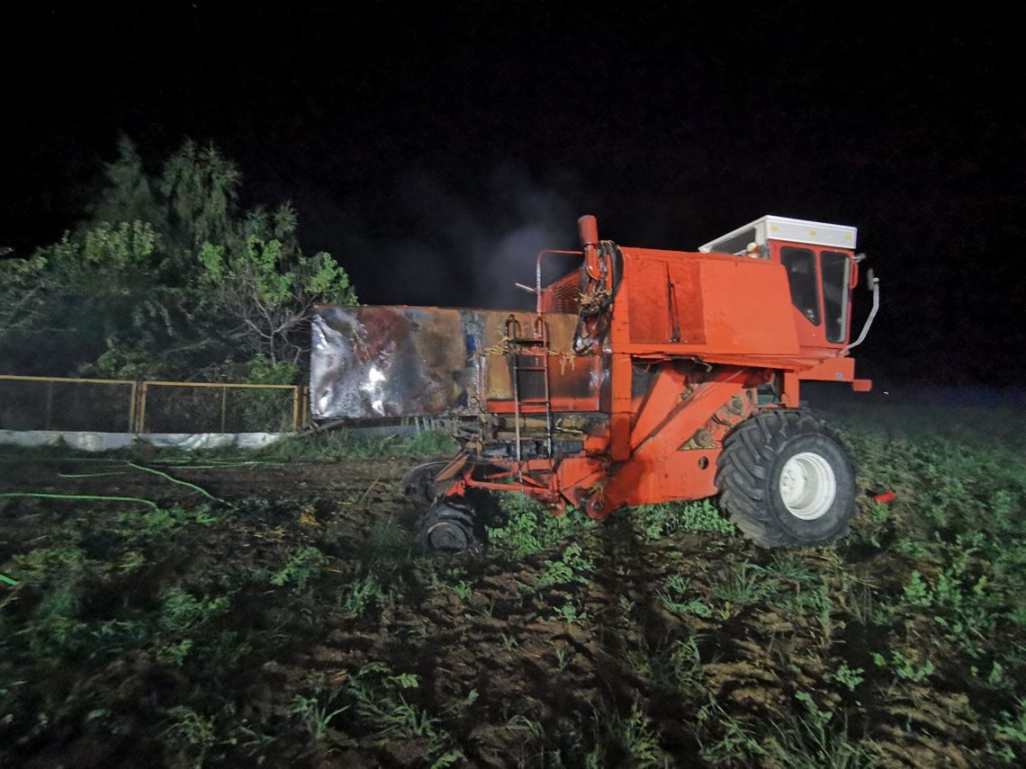 Pożar w gminie Koźminek. W ogniu stanęła wiata ze słomą i kombajn