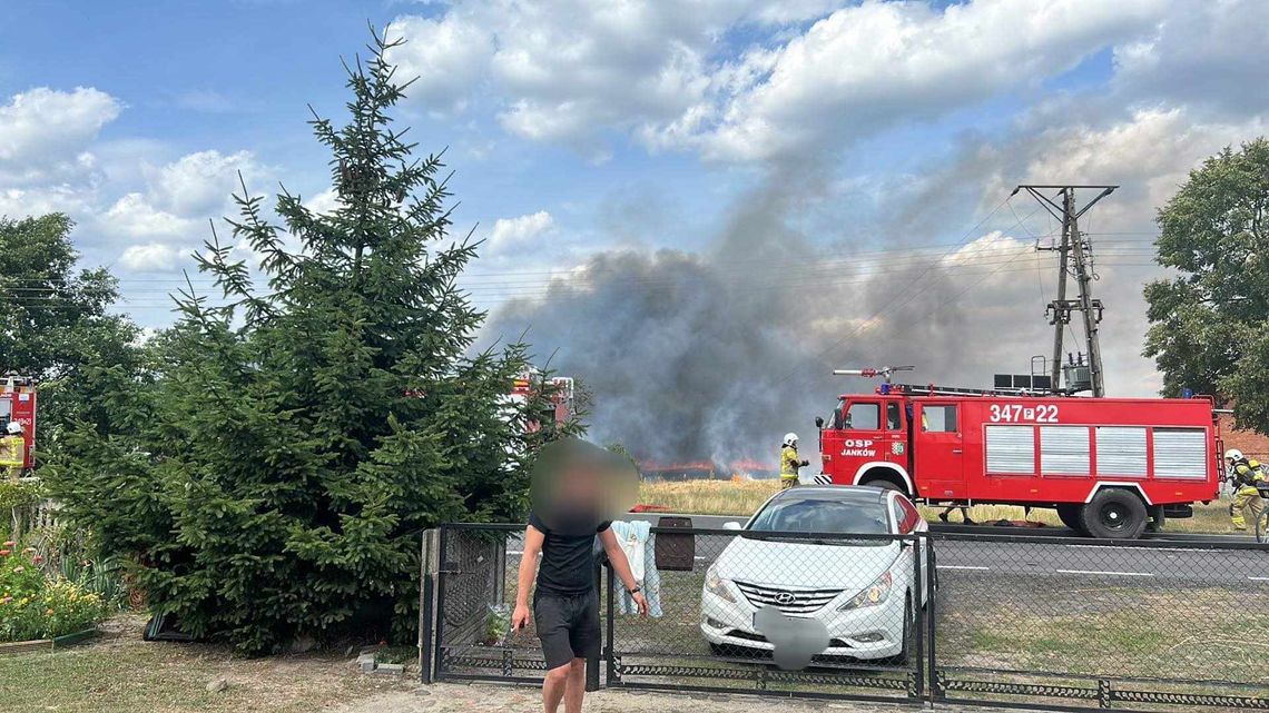 Pożar w Jankowie Drugim. Pali się budynek i pole ZDJĘCIA