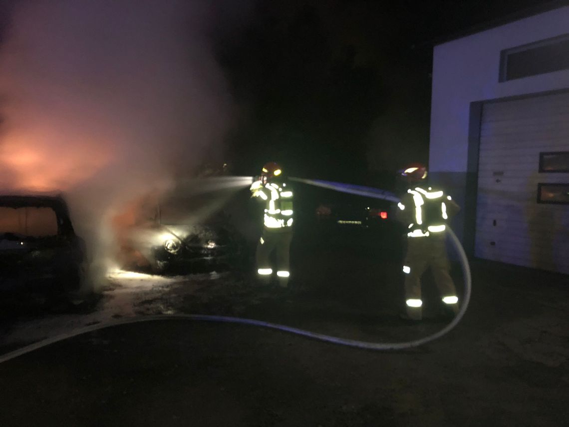 Pożar w kaliskim warsztacie. Spłonęły 3 auta