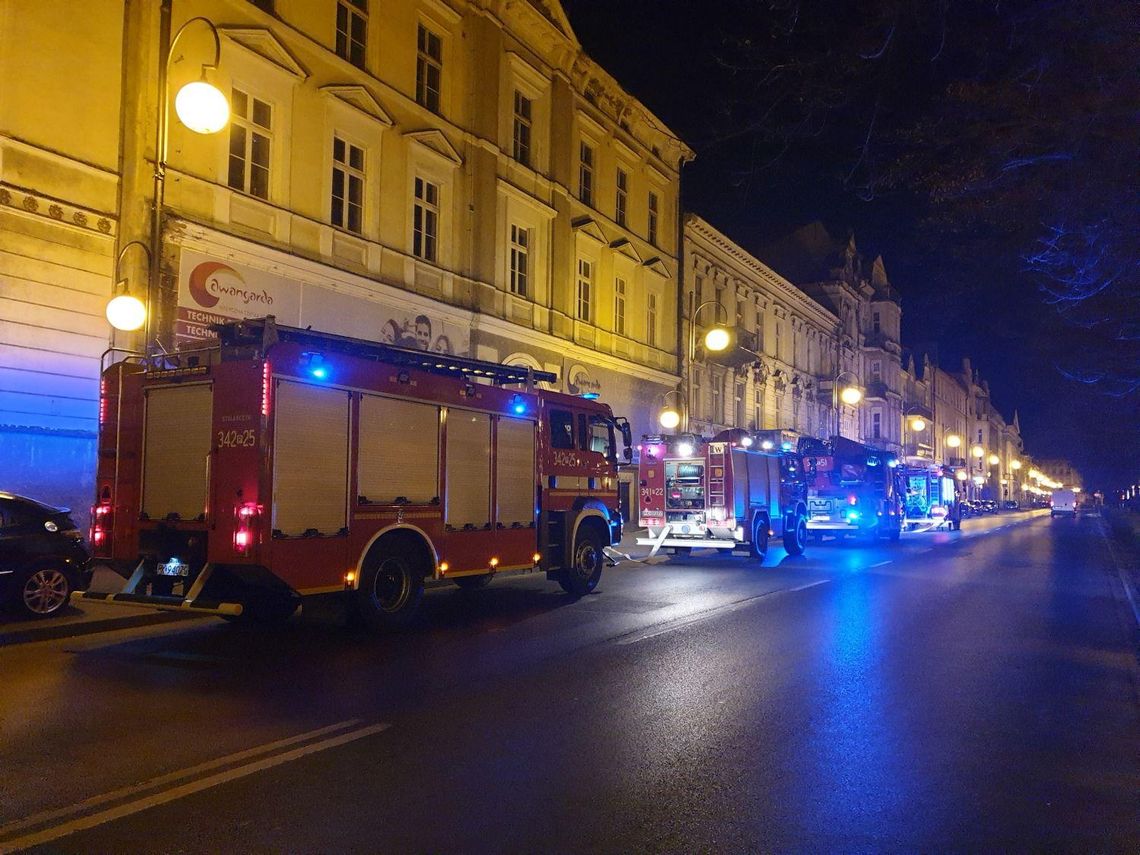 Pożar w minikotłowni. Nocna ewakuacja mieszkańców kamienicy w centrum miasta ZDJĘCIA