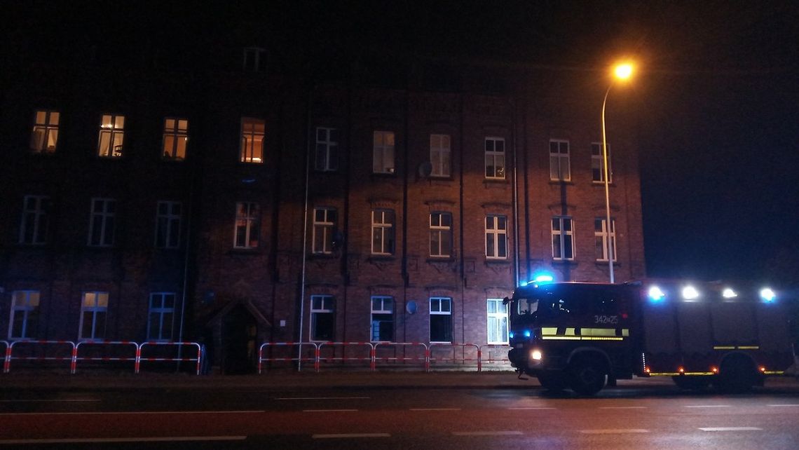 Pożar w samym środku nocy. Policjanci uratowali mieszkańców kamienicy