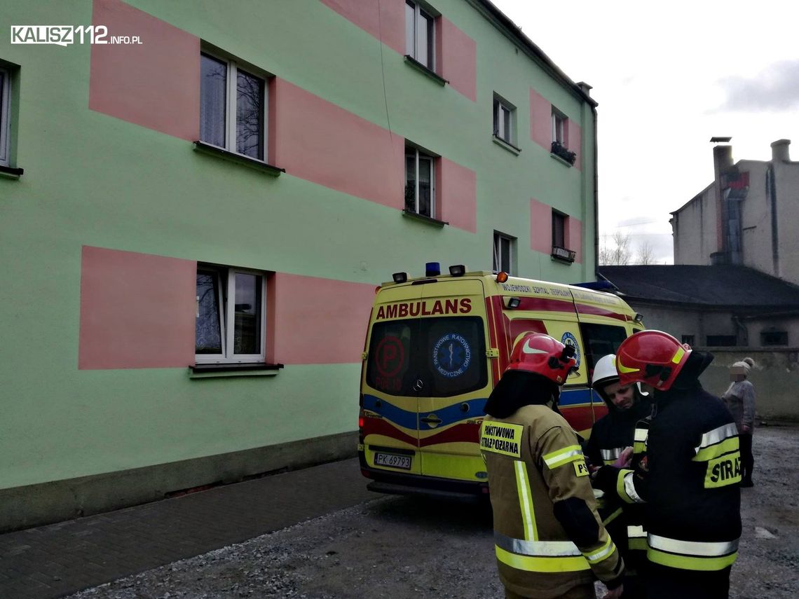 Pożar w Stawiszynie. W mieszkaniu półprzytomna kobieta, policjanci wyważyli drzwi ZDJĘCIA