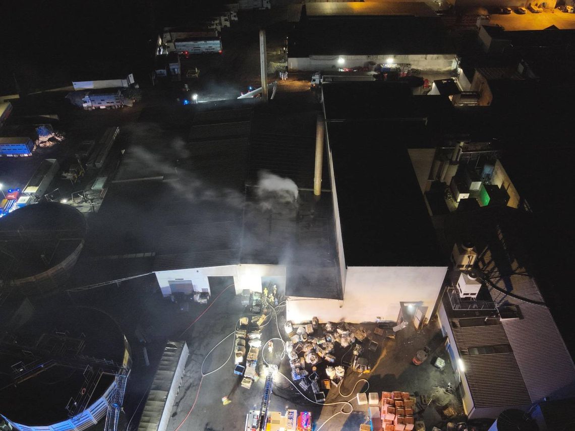 Pożar w zakładzie brata MILIARDERA. Ponad 90 strażaków w akcji!