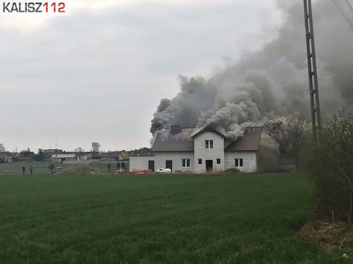 Pożar w Zbiersku koło Kalisza. Palił się dom jednorodzinny ZDJĘCIA i FILM