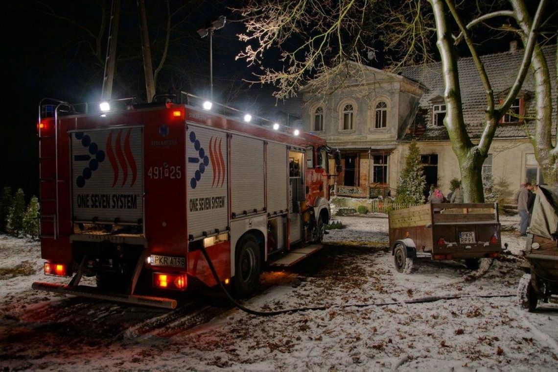 Pożar zabytkowego pałacu w Starymgrodzie ZDJĘCIA