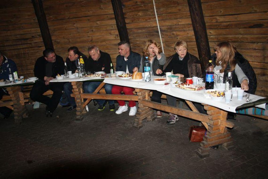 Pożegnanie zimy przy ognisku, muzyce i pieczonym prosiaku