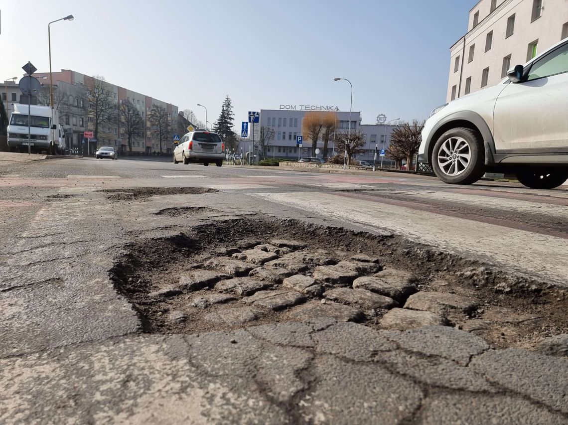 Pozimowe dziury w drogach szybko znikną z naszych ulic- zapowiadają drogowcy