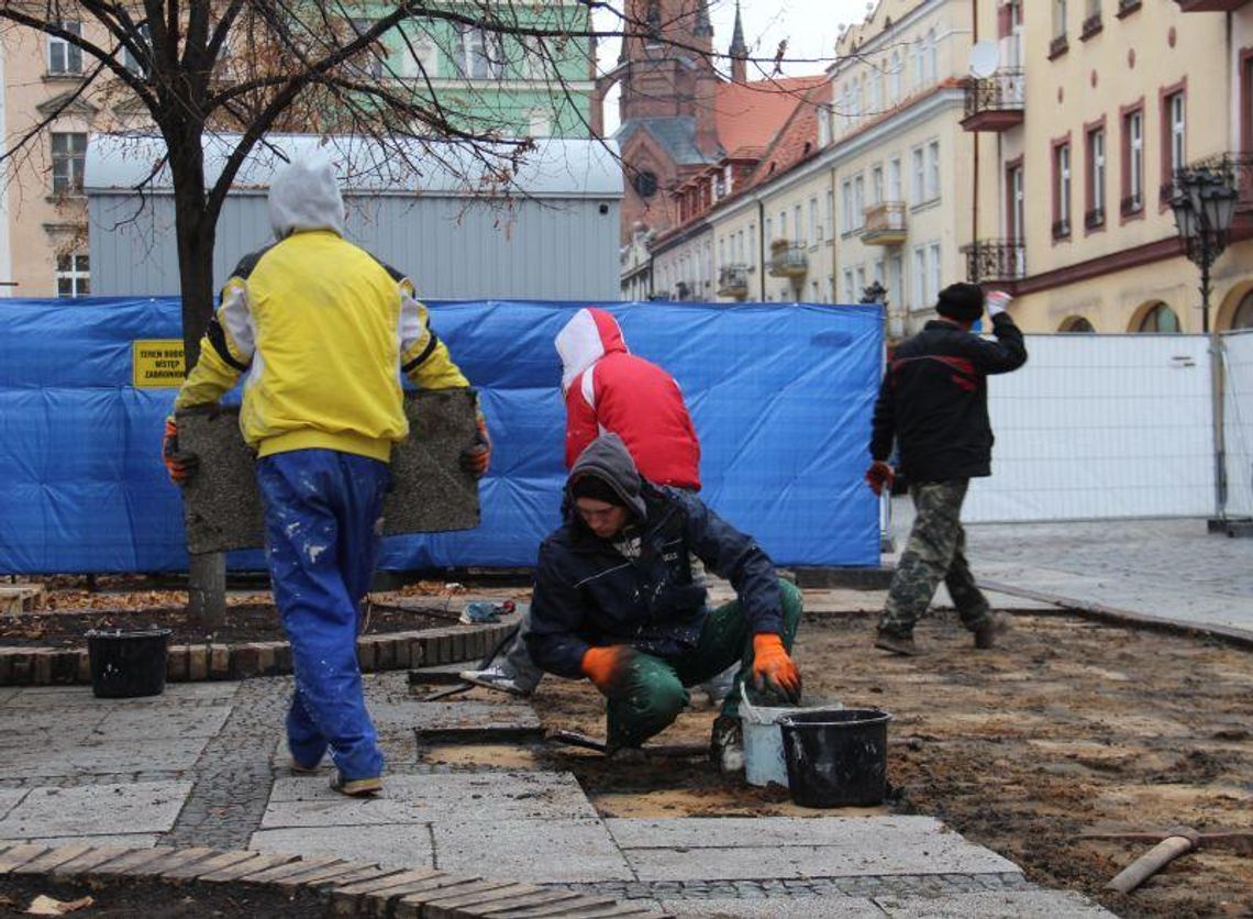 Prace archeologiczne na rynku ruszyły. Stara kostka jednak tu wróci