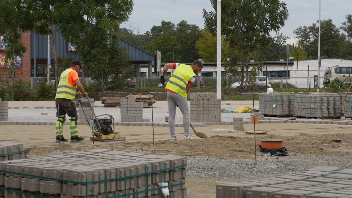 Prace idą ekspresowo. Już tam wykładają kostkę