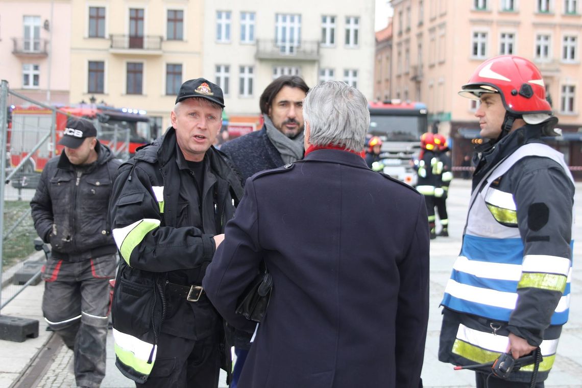 Prawie 400 osób ewakuowanych, kilkudziesięciu funkcjonariuszy w akcji. Alarm bombowy był fałszywy ZDJĘCIA