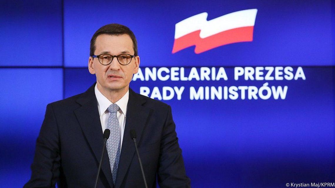 Premier: przedłużamy obostrzenia, przekładamy egzaminy. Obowiązek noszenia maseczek w przestrzeni publicznej