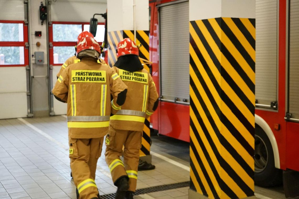 Problem z ambulansami. Na pomoc ruszają strażacy