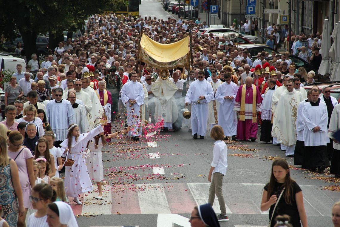 Procesja Bożego Ciała przeszła ulicami Kalisza ZDJĘCIA