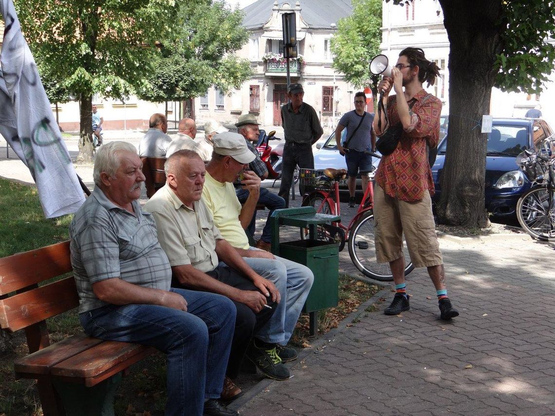 Protest mieszkańców w Stawiszynie. Powodem… rewitalizacja Rynku WIDEO