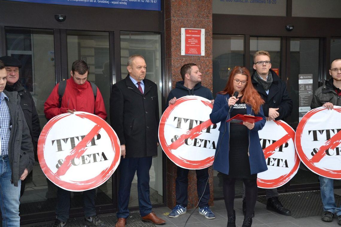 Protest przed biurem PiS w Kaliszu przeciwko CETA ZDJĘCIA