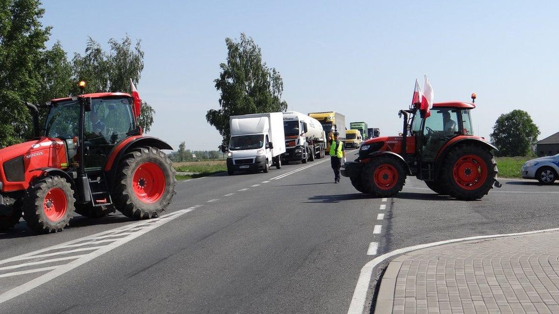 Protest rolników na trasie Kalisz – Ostrów. Na drogę wyjechało prawie 50 ciągników ZDJĘCIA