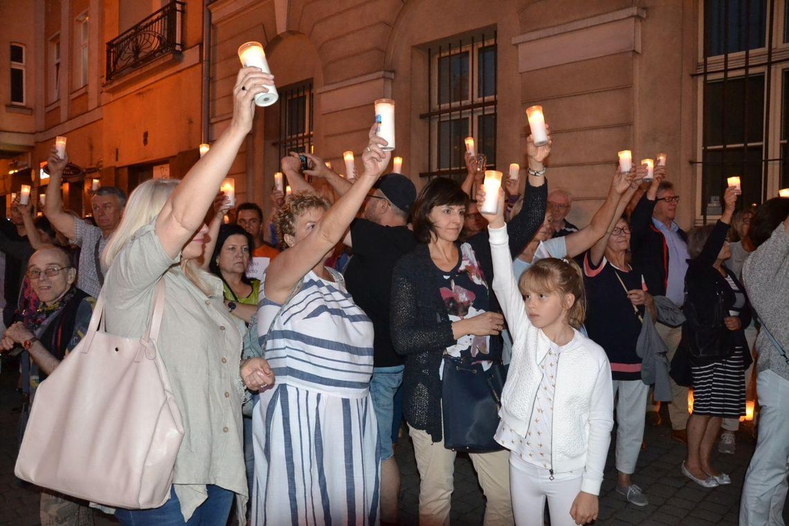 Protesty w obronie sądów. W Kaliszu przybywa młodych ZDJĘCIA