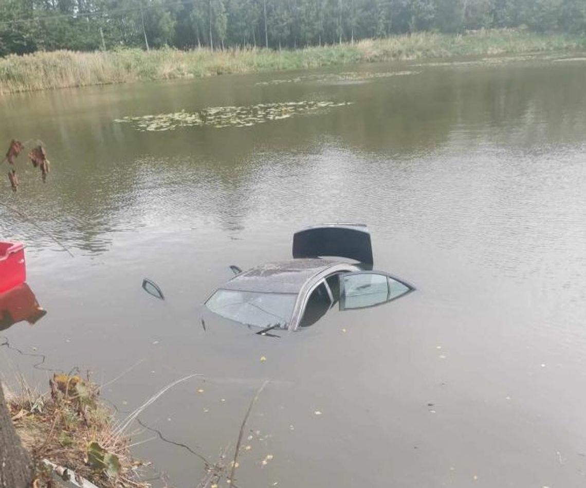 Przebił barierki i wpadł do stawu. Gdzie jest kierowca?