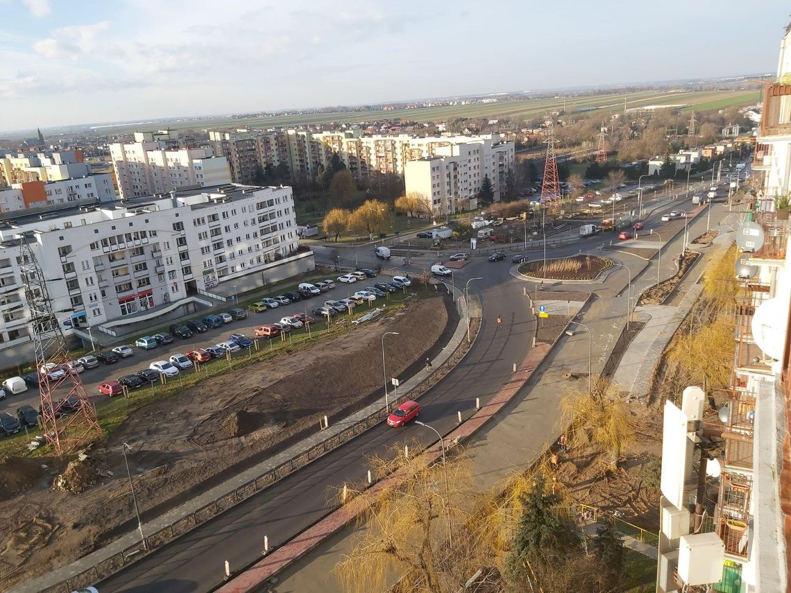 Przedłuża się budowa ronda na Dobrzecu. Kiedy wreszcie będzie gotowe?