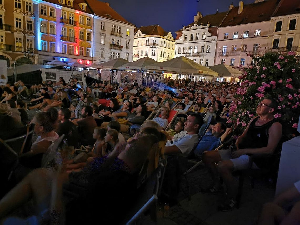 Przejażdżka Jelczem Cabrio, kino letnie, rajd z bibliotekarzami WEEKENDOWE WYDARZENIA