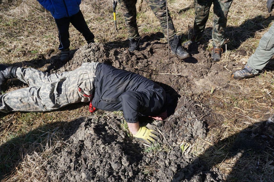 Przeszukują teren obozu legionistów w Szczypiornie ZDJĘCIA