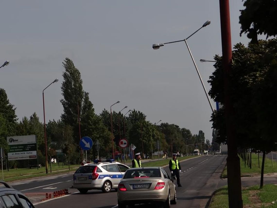 Przewraca się latarnia. Ruch na al. Wojska Polskiego utrudniony