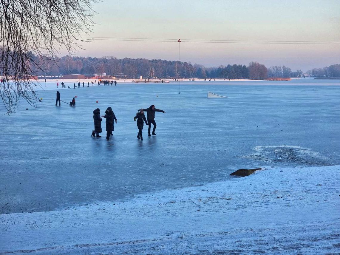 Przewrócił się na lodzie. Interwencja straży na Piaskach