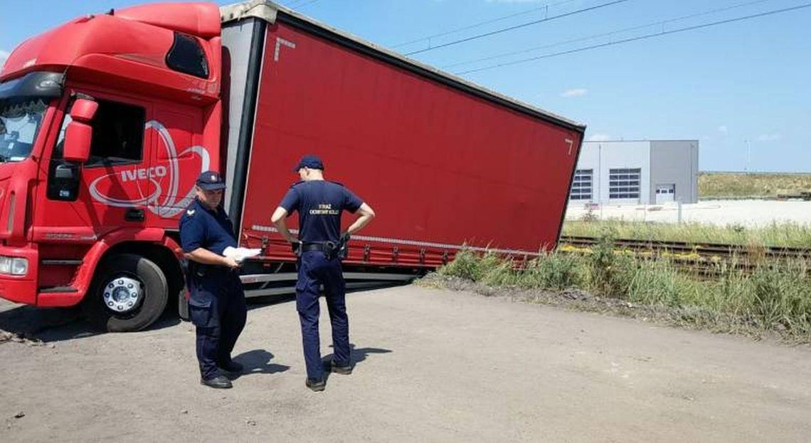 Przez nawigację samochodową zakończył jazdę w rowie i wstrzymał ruch pociągów ZDJĘCIA